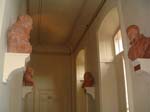 Bustes en haut de l'escalier :)